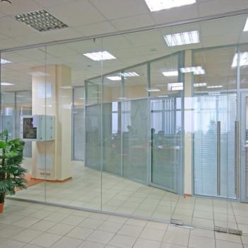 Прозрачные офисные стеклянные перегородки