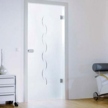 Белая стеклянная матовая дверь в зале
