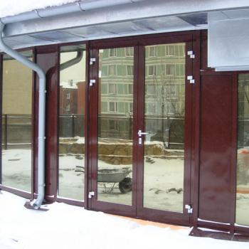 бордовые алюминиевые входные двери со стеклом