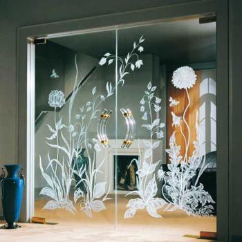 Стеклянные двери с гравировкой