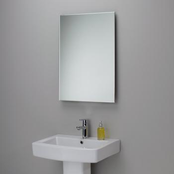 простое настенное зеркало в ванную