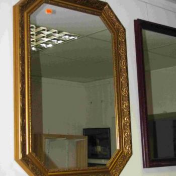 настенное зеркало в резном багете