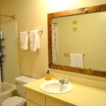 зеркало в ванной в деревянной раме
